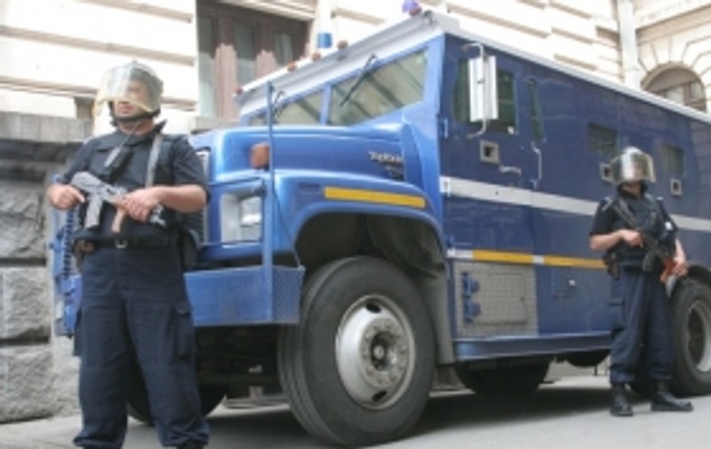 Autorii jafului de la Timişoara au fost aşteptaţi cu maşina şi au acroşat două autoturisme