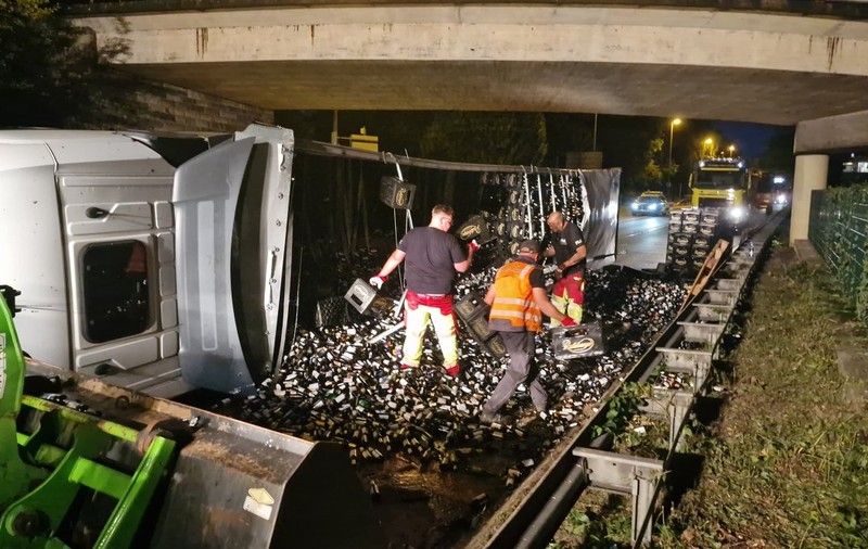 Un șofer român de TIR a închis timp de 20 de ore o șosea germană abia deschisă după ce fusese dezamorsată o bombă