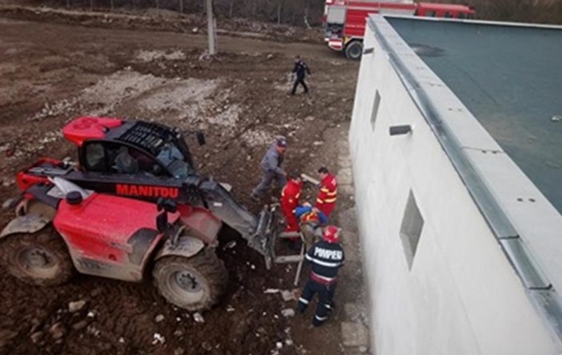Muncitor căzut de la cinci metri într-un rezervor de apă din Hunedoara, dus în stare gravă la spital