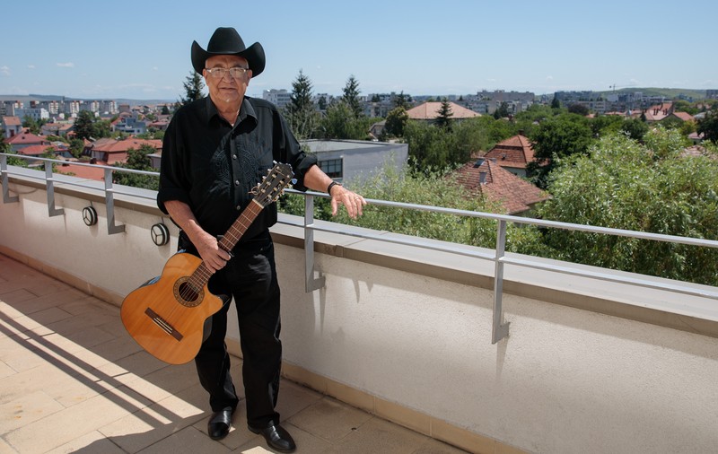 Interviu cu legenda Buena Vista Social Club, chitaristul Eliades Ochoa: „Pe vremuri cântam pentru a trăi. Acum vreau să trăiesc pentru a mai cânta lumii”