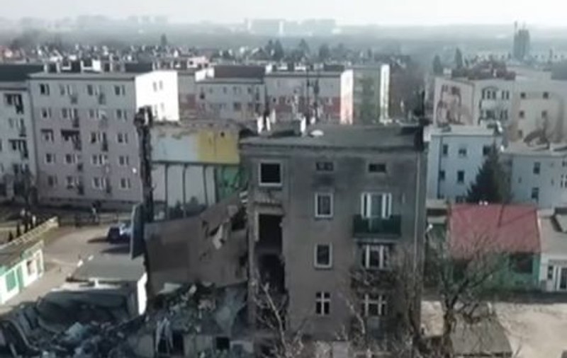 Bloc prăbușit în Poznan, Polonia, în urma unei explozii. Patru persoane și-au pierdut viața