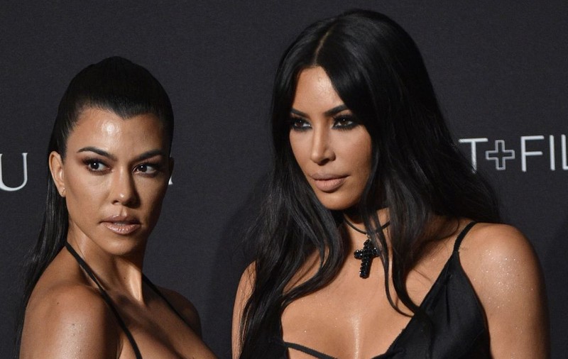 FOTO | Kim și Kourtney Kardashian au făcut furori la un eveniment din Los Angeles. Cum și-au făcut apariția cele două surori