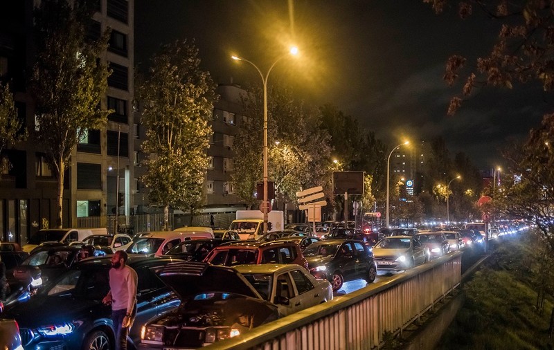 VIDEO | Goana din Paris, cu câteva ore înainte de lockdown. Cozi de 700 de kilometri pe străzile din capitala Franței