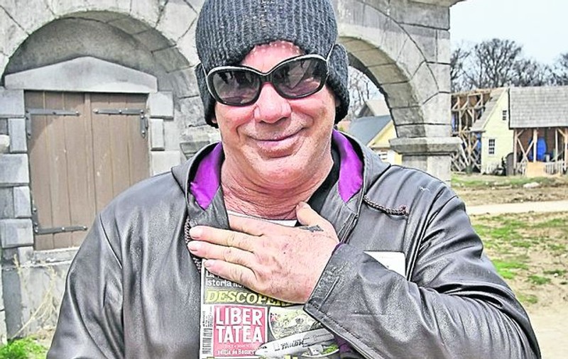 Mickey Rourke a strâns la piept ziarul Libertatea