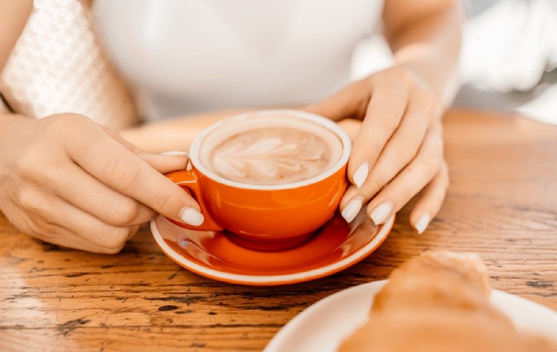 De ce este recomandat să bei cafeaua cu lapte