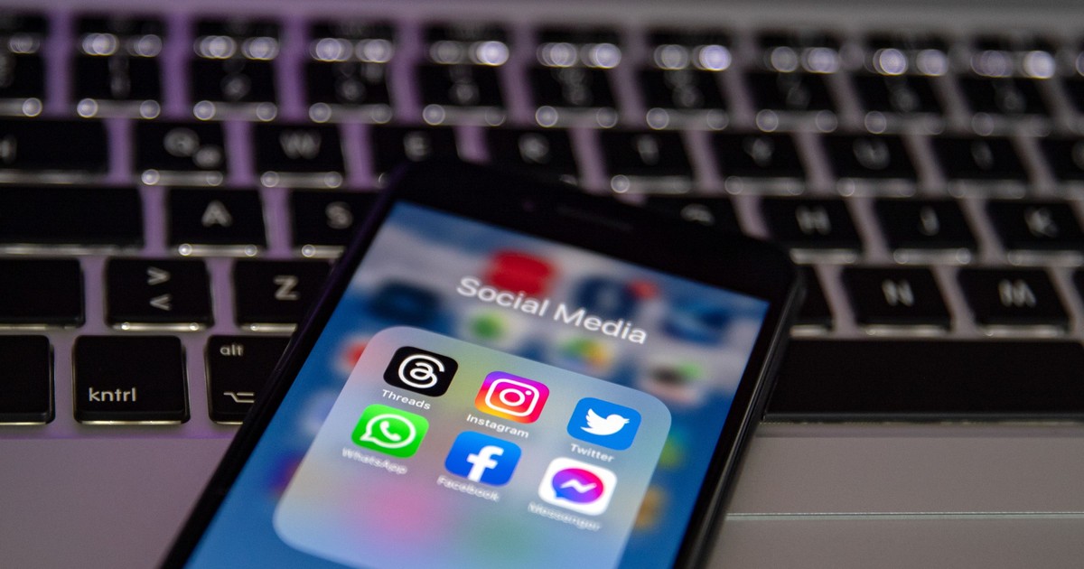 Telefon cu Instagram și Facebook pe un calculator
