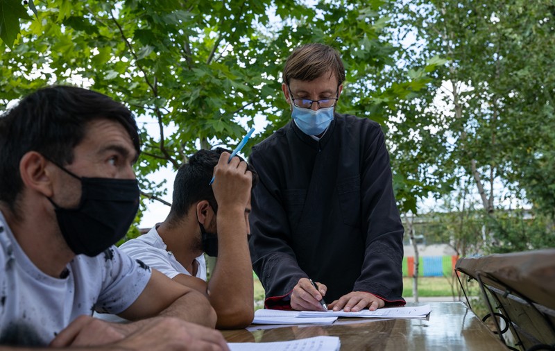 Preotul care îi învață alfabetul pe deținuții de la Jilava și le dă teme de făcut în celulă. „Daniel scrie cel mai frumos, așa îmi pare mie”