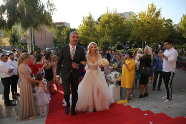 Aurelian Temișan și Andreea Bălan, pe treptele bisericii Sfânta Treime Dudești din București
