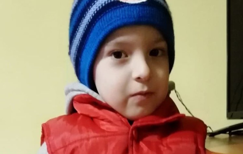 Un transplant de celule stem l-ar putea ajuta pe Mihăiță să vorbească. Copilul de cinci ani care nu rostește nici un cuvânt are nevoie de 10.000 de euro pentru tratament în Austria