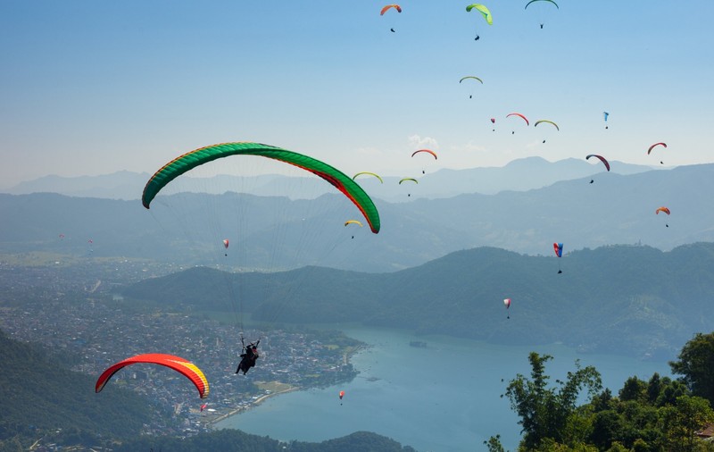 Culisele morții românului care s-a prăbușit în „paradisul parapantei” din Himalaya. Rolul jucat de instructoarea de zbor în acest caz