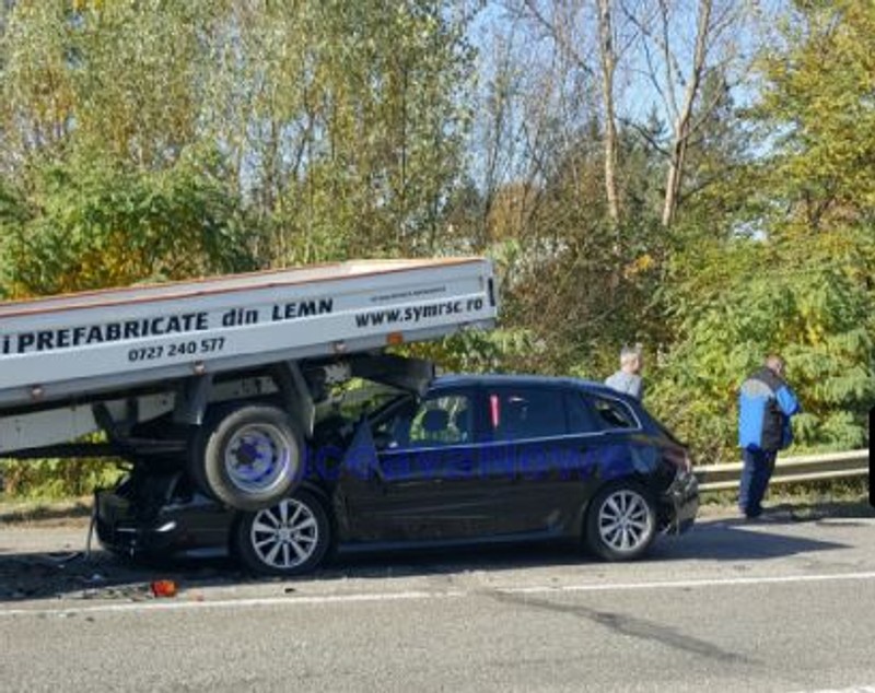 Un autoturism a ajuns sub o autoutilitară. Accident neobișnuit în Suceava |FOTO