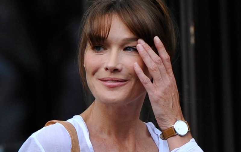 Papa nu vrea s-o primească pe Carla Bruni la Vatican