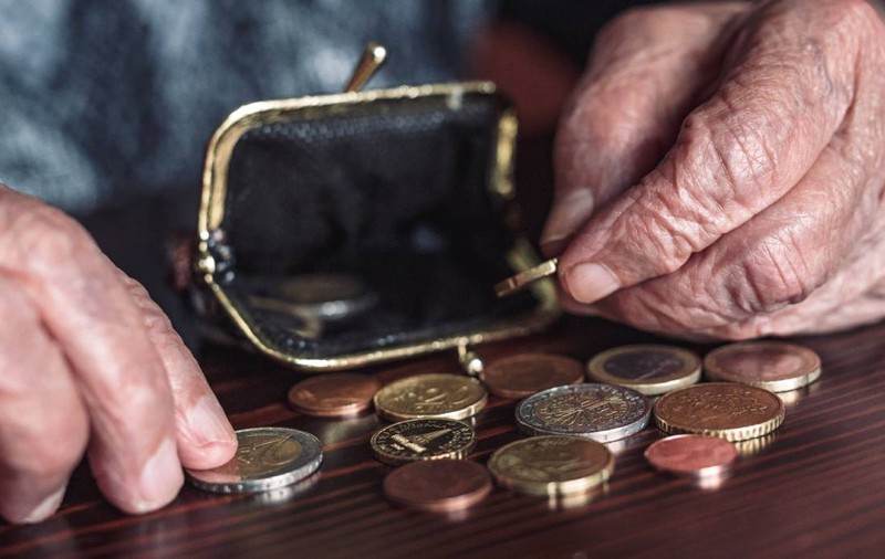 O poștăriță din Constanța a furat 45.150 de lei de la 24 de pensionari și copii. Schema prin care a reușit să ia toți banii oamenilor