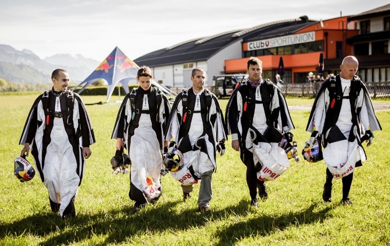 Cascadorie cu wingsuit-uri şi avioane, în premieră mondială