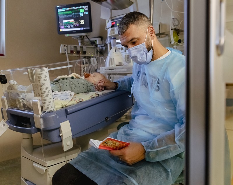 „Grijă pentru nou-născuți”, campanie umanitară a Fundației Ringier pentru achiziționarea unui sistem de livrare a oxidului nitric. „Medicii și Dumnezeu au făcut o minune pentru fiul meu!”