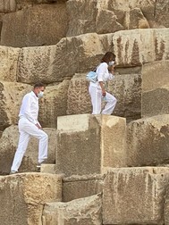 Klaus Iohannis și Carmen Iohannis au vizitat piramidele. Imagini pentru Libertatea de la un român din Egipt