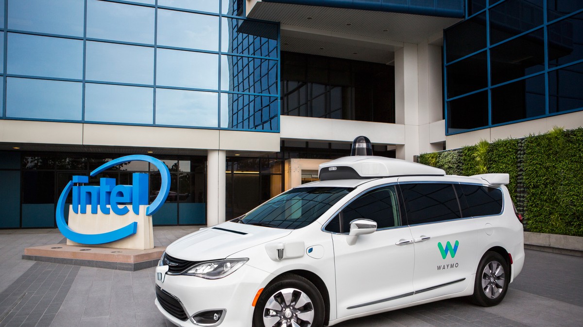 Intel colaborează cu Waymo, divizia de mașini autonome a Google, pentru dezvoltarea senzorilor și calculatoarelor necesare mașinilor care se conduc singure. Mașină Chrysler Pacifica folosită de Waymo , parcată în fața unui logo Intel
