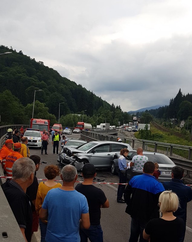 UPDATE: Accident pe podul de la Predeal. Șapte oameni, printre care doi copii, au fost răniți