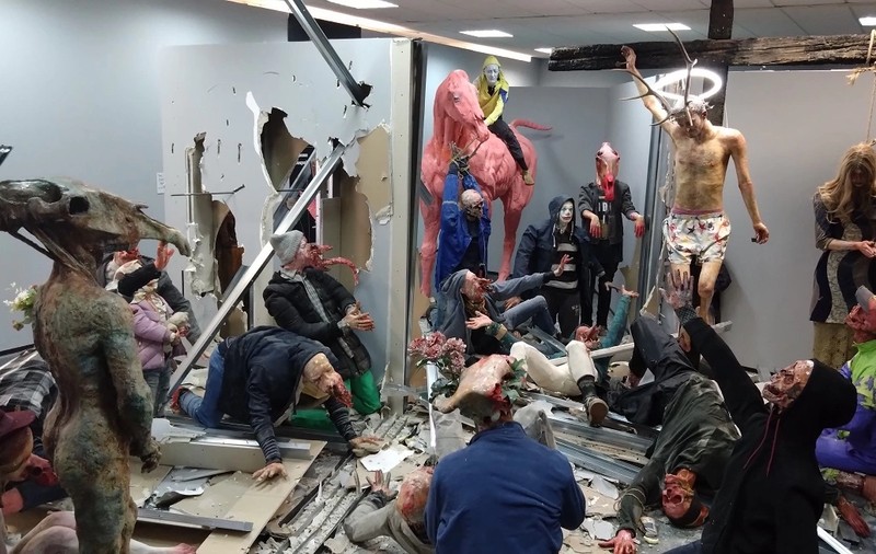 CNCD a dat trei amenzi după o expoziție de artă din București, cu Iisus răstignit în boxeri printre „zombi”. „E o speță la limită”