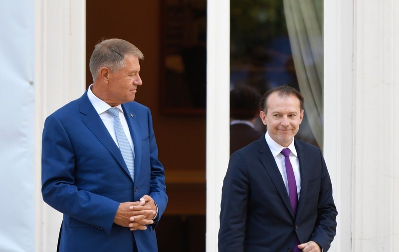 De-a v-ați ascîțelea. Cum a pierdut România niște timp pe care nu-l are pentru că Iohannis l-a vrut pe Cîțu la cârma PNL