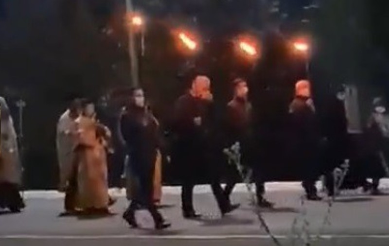 VIDEO / ÎPS Teodosie, rugăciuni în fruntea procesiunii de alungare a COVID-ului, la Cogealac, în Constanța
