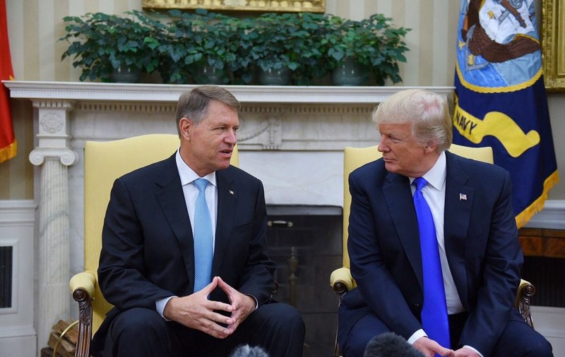 Donald Trump s-a uitat de jos în sus la Klaus Iohannis. Preşedintele roman este printre puţinii lideri ai lumii mai înalţi decât şeful de la Casa Albă