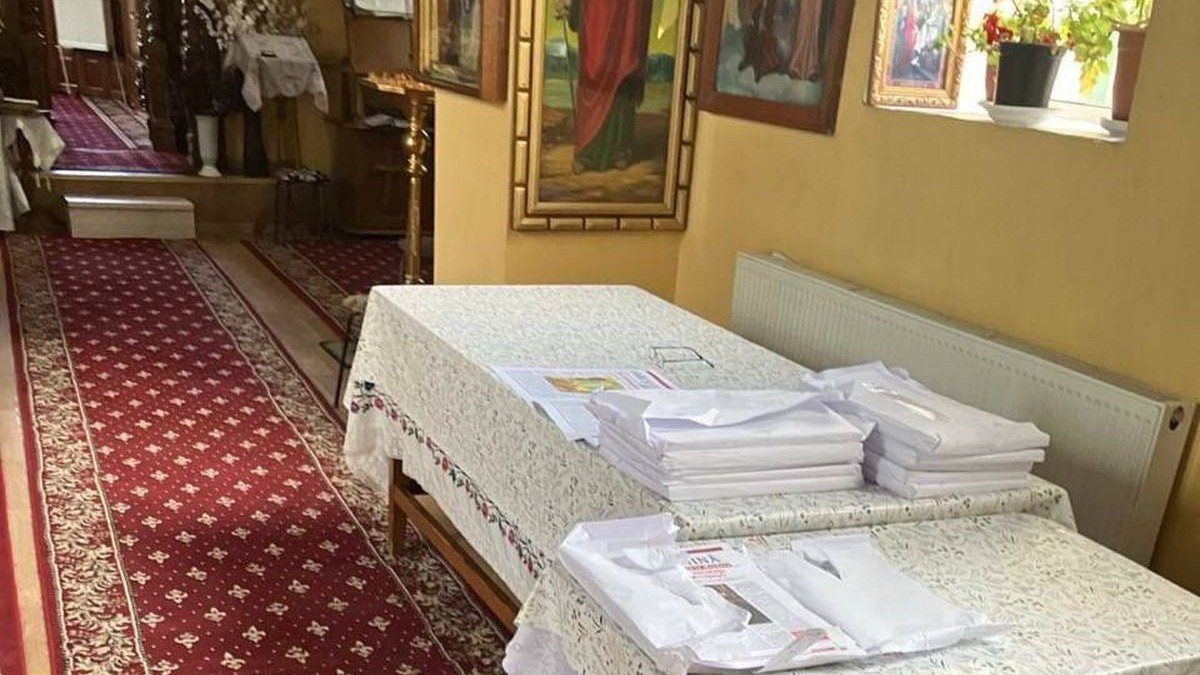 Pliante cu mesaje de propagandă pe o masă dintr-o biserică din Republica Moldova, 26 septembrie 2025