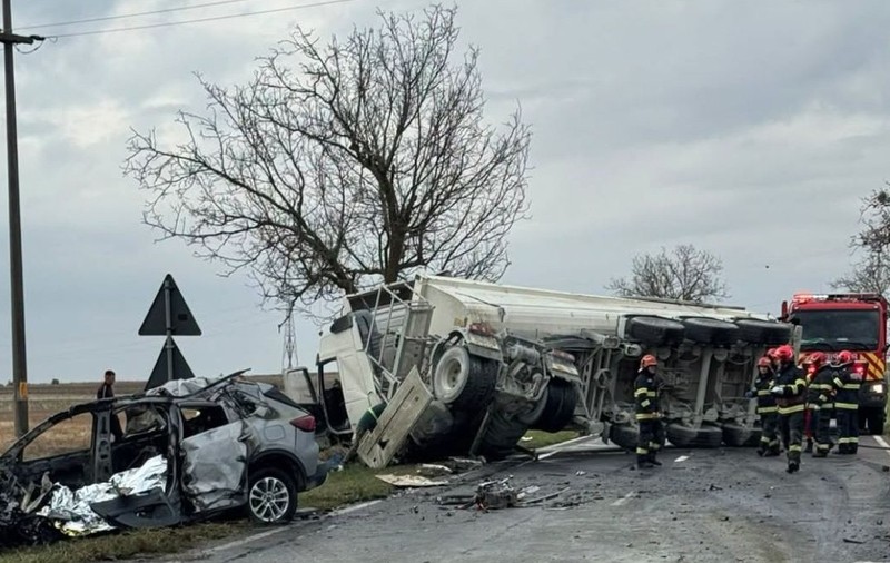 Un bărbat de 50 de ani a murit după ce ce mașina sa a intrat pe contrasens și s-a ciocnit cu un camion pe DN 3, lângă Murfatlar. Sursă foto: ISU Constanța