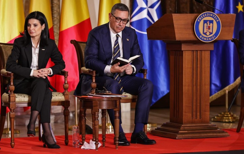 Imaginile nevăzute la dezbaterea electorală de la TVR, la care n-a vrut să vină George Simion. Ce carte citea Victor Ponta