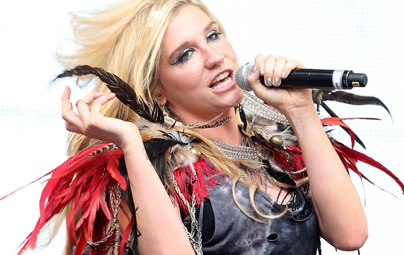 Kesha le trimitea excremente de câine duşmanilor ei 