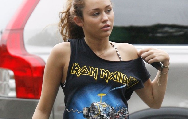 Miley Cyrus e fan Iron Maiden