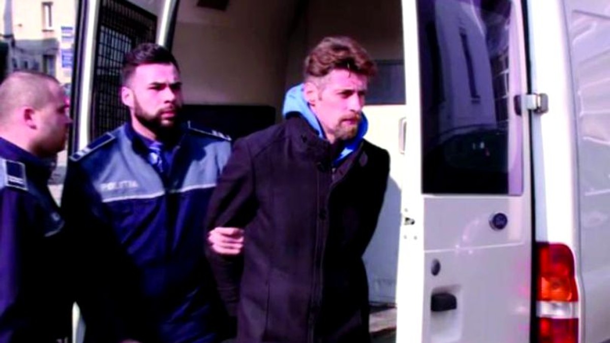 Florin Buliga, criminalul din Brașov-florin buliga e coborât de doi polițiști din duba cu care a fost transportat