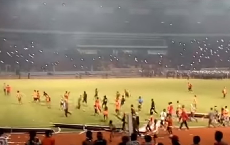Război pe stadion. Huliganii au atacat forțele de ordine ca să răzbune moartea unui tânăr. Un polițist a fost ucis, iar alți trei sunt în stare gravă | VIDEO