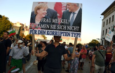 Protestatarii cer demisia guvernului condus de Boiko Borisov și vor ca Angela Merkel să fie atentă FOTO: EPA
