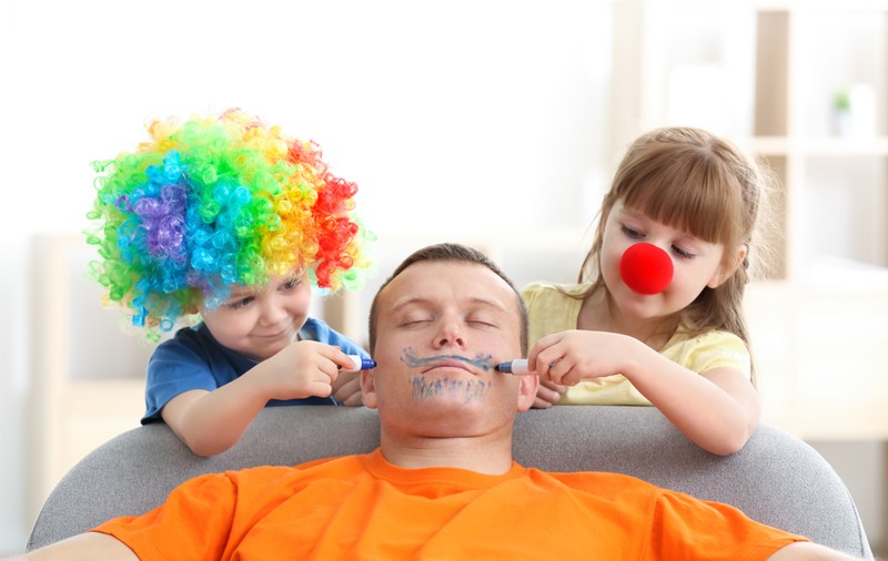 Păcăleli de 1 aprilie - idei pentru farse de făcut în casă