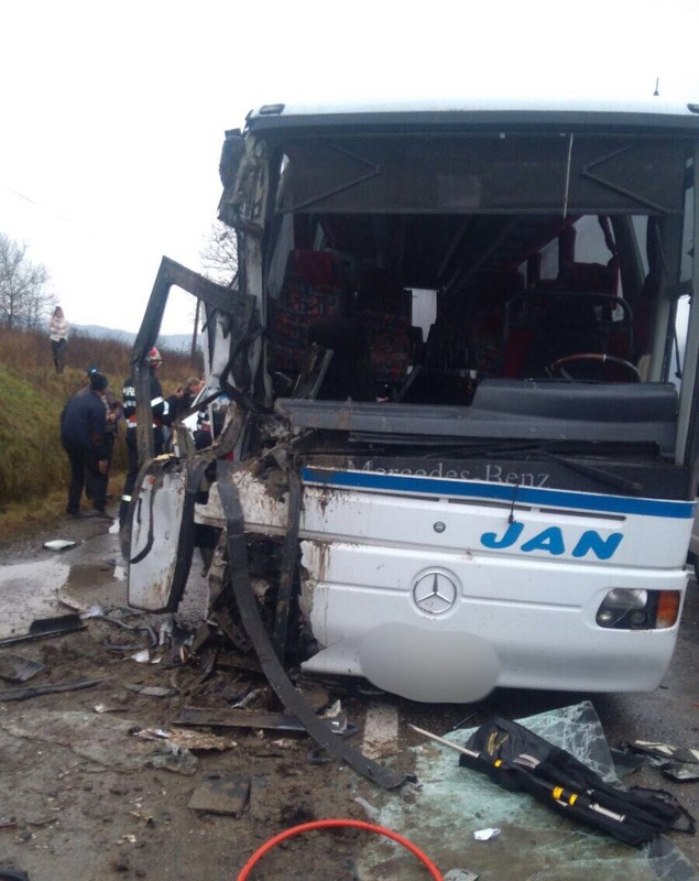 UPDATE | Un autobuz cu 50 de călători s-a ciocnit de un camion, în Maramureș. 17 răniți