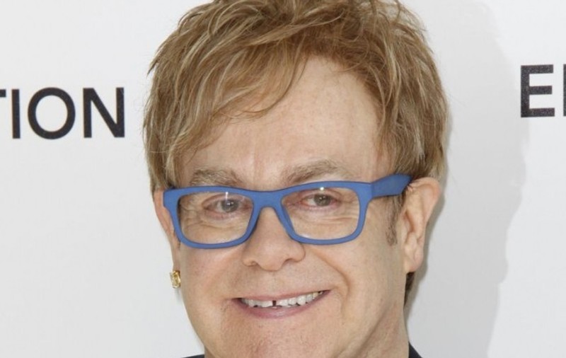 Elton John are o cameră specială în care-şi ţine lumânările parfumate