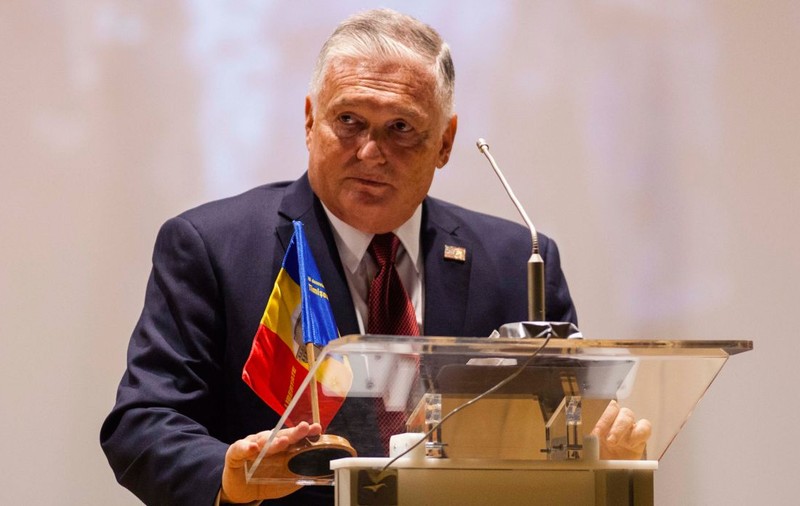 Fostul ambasador SUA, uimit de situația din companiile de stat: „Cineva se pensionează, apoi se reangajează și are două venituri. E bizar”