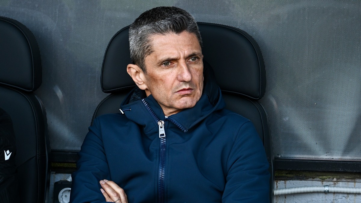 Răzvan Lucescu pe banca lui PAOK la un meci cu Panathinaikos.
