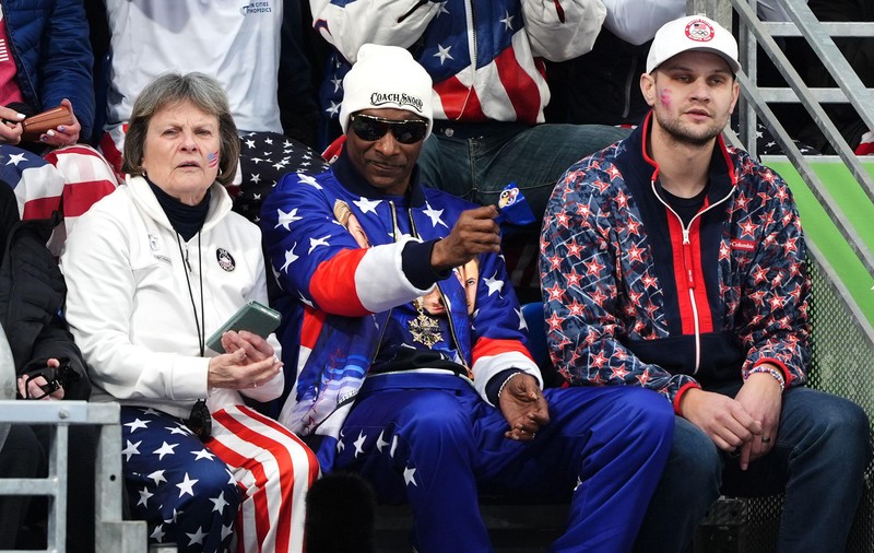 Cum a ajuns Snoop Dogg să fluture steagul României la festivitatea de deschidere a Jocurilor Olimpice de iarnă 2026 de la Cortina: rapperul milionar „a salutat sportivii tricolori” | VIDEO