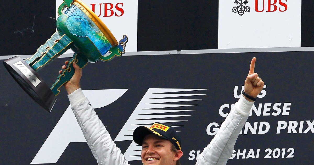 Nico Rosberg, cu trofeul rezervat câştigătorului din 2012 al Marelui Premiu de Formula 1 al Chinei, prima lui victorie în competiţie. (FOTO: EPA)