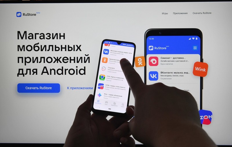 Rusia impune noi interdicții din 1 septembrie: noile telefoane trebuie să aibă preinstalate aplicațiile Max și RuStore, VPN interzis și profesori „agenți străini”