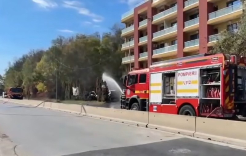 Două mașini au luat foc în parcarea unui hotel de pe Șoseaua Pipera, în Ilfov. Incendiul s-a extins și la o țeavă de alimentare cu gaz | VIDEO