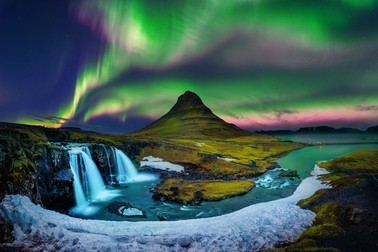 Aurora polară surprinsă în Islanda, pe muntele Kirkjufell