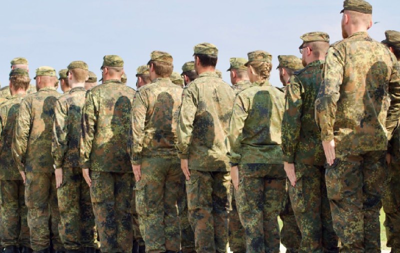 Tinerii de 18 ani care refuză evaluarea pentru serviciul militar, în Germania, riscă să fie amendați și, din 2027, pot fi aduși cu poliția
