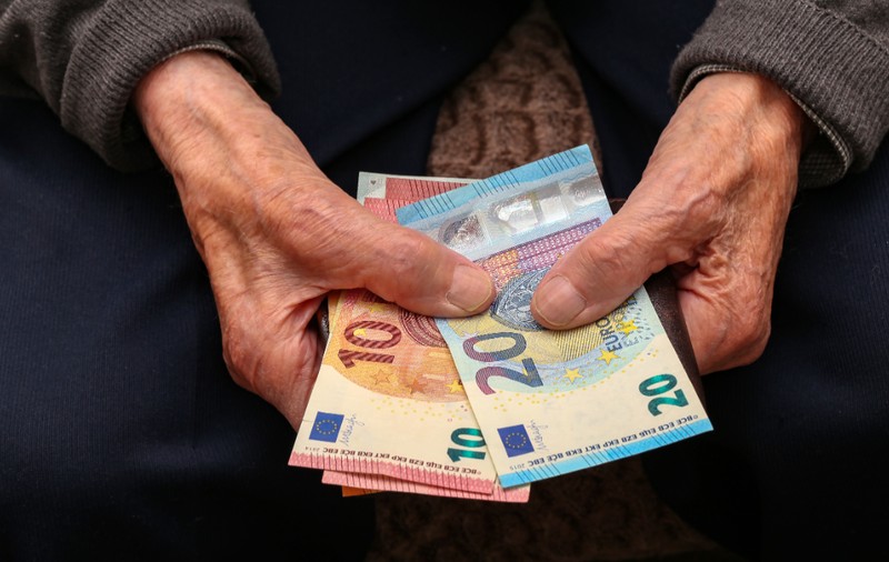 Pensionar, obligat să plătească 19.000 de euro pentru că a lucrat o lună, să-și ajute un văr, în Italia