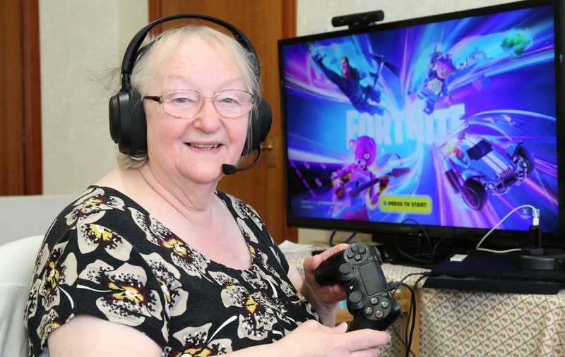 Cath Bowie, o scoțiană în vârstă de 78 de ani, a intrat în Cartea Recordurilor Guinness ca fiind cea mai în vârstă femeie care transmite live jocuri Fortnite pe platforma Twitch.
