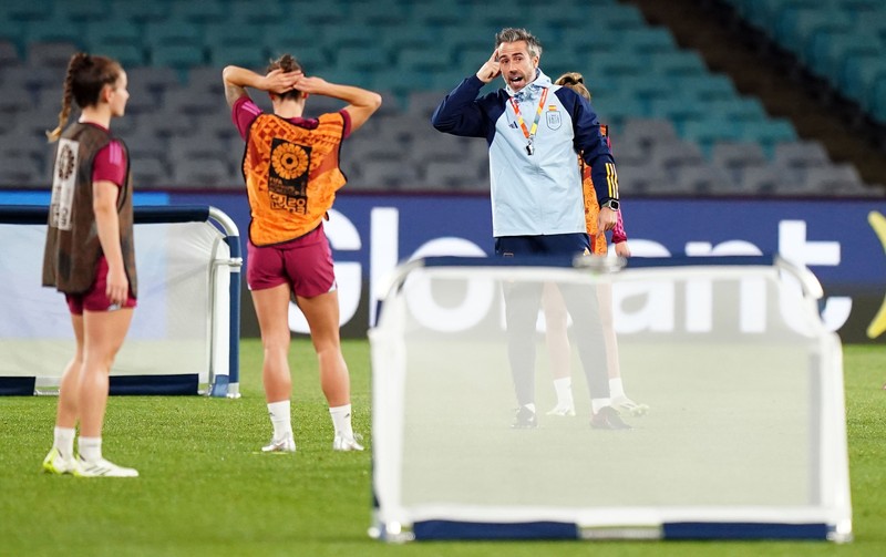 19 August 2023, Australia, Sydney: Spain manager Jorge Vilda leads a training session at Stadium Australia ahead of their FIFA Women's World Cup 2023 final soccer match against England. Photo: Zac Goodwin/PA Wire/dpa