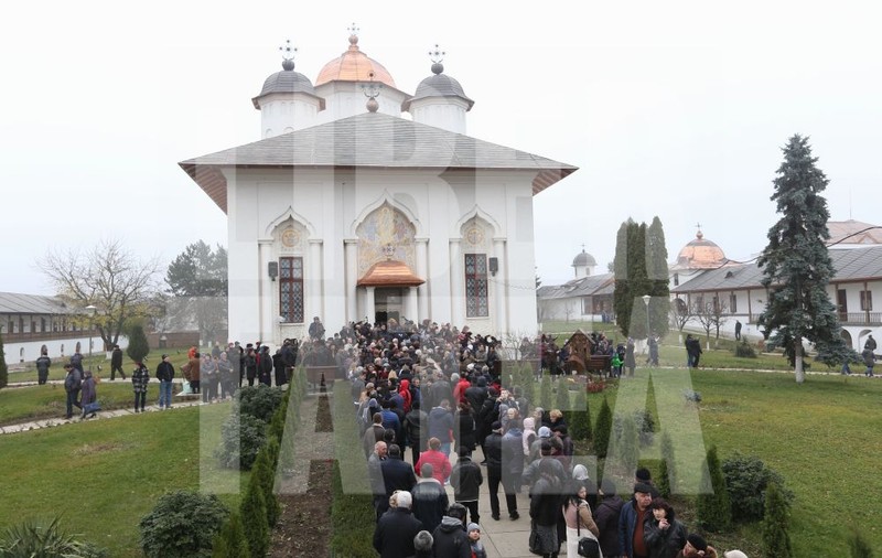 Cititorii, despre înmormântarea Stelei Popescu. Haine prea colorate, copii mici și morminte călcate în picioare