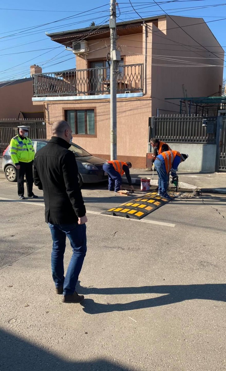 Administrația Străzilor București a montat pe 5 martie 7 limitatoare de viteză pe strada Mențiunii, din cartierul Andronache, unde au fost ucise cele două fete. Fotografie via contul de Facebook al primarului sectorului 2